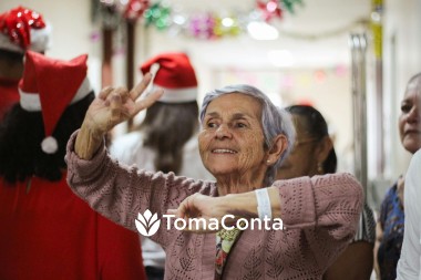 Cuidadora extremamente paciente e cuidadosa