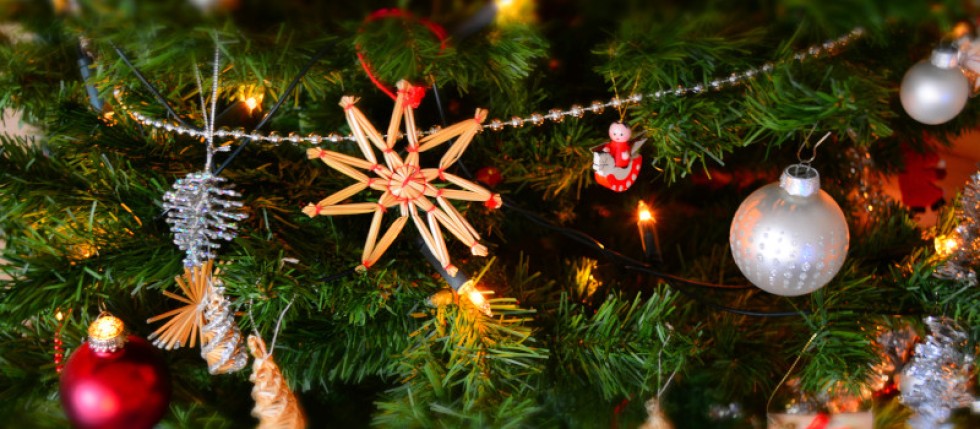 Decorações brilhantes em árvore verde são das melhores atividades de Natal para idosos.