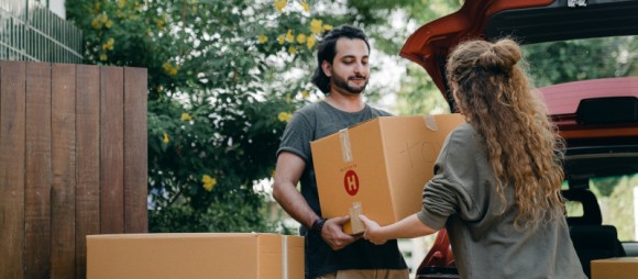 Casal de homem e mulher a fazer mudanças 