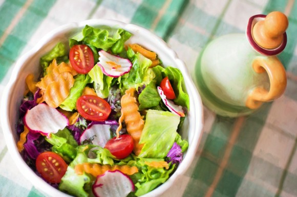 Prato branco com salada é exemplo de um dos tipos de alimentação.