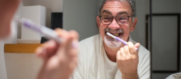 idoso lavar os dentes