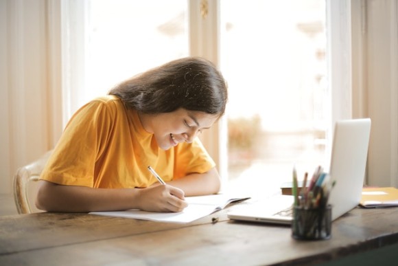 aluna faz resumos para estudar