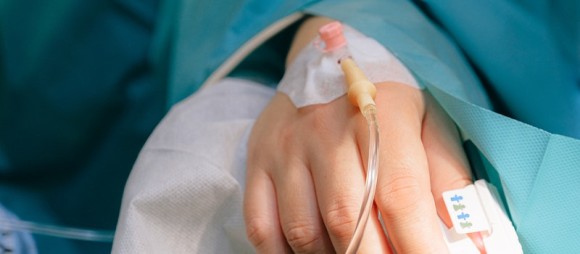 pessoa doente recebe tratamento intravenoso