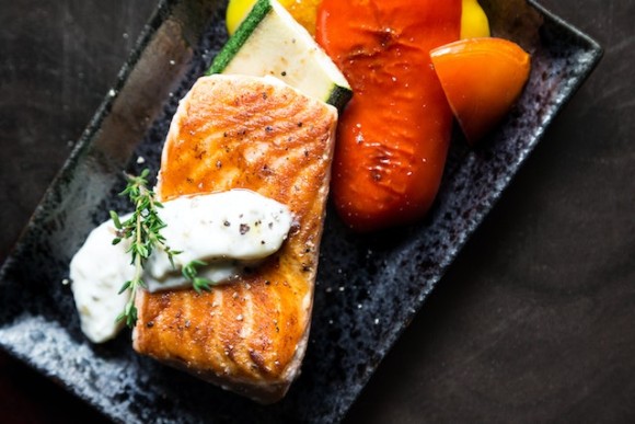 salmão e legumes