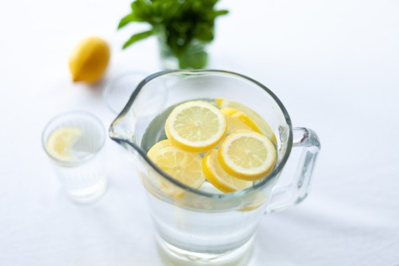jarro de água com limão