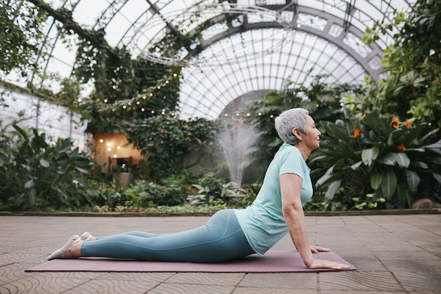 mulher idosa a fazer yoga