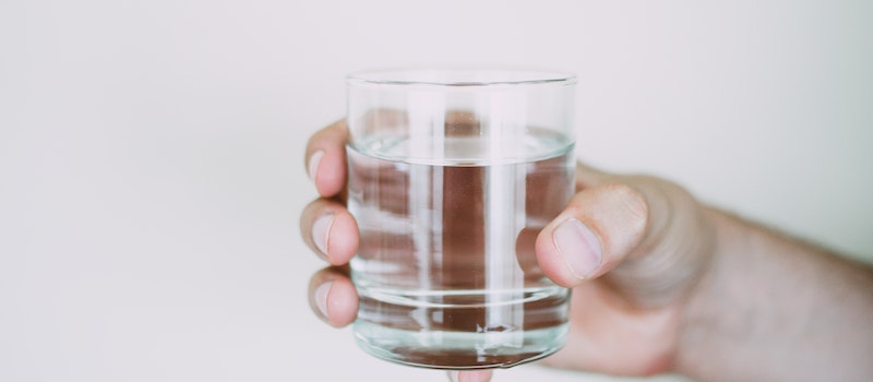 Beber água em excesso faz mal? Descubra aqui