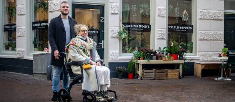 mulher com doença de parkinson em cadeira de rodas