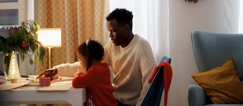 pai ensina filha em casa na modalidade de ensino doméstico