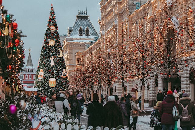 árvore de natal gigante na praça da cidade