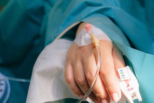 pessoa doente recebe tratamento intravenoso
