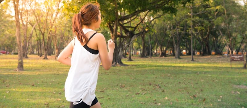 mulher corre no parque para perder gordura visceral
